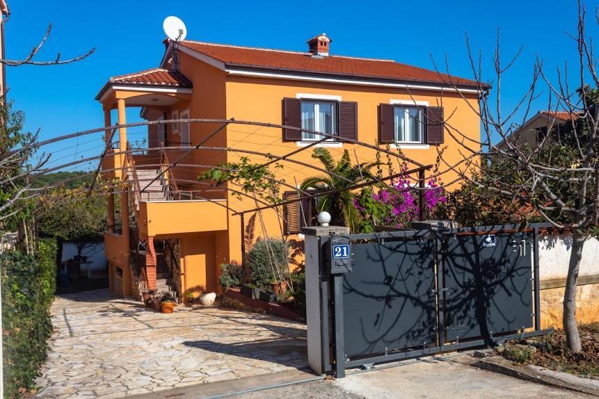 Apartments Ellen Баньоле Екстер'єр фото